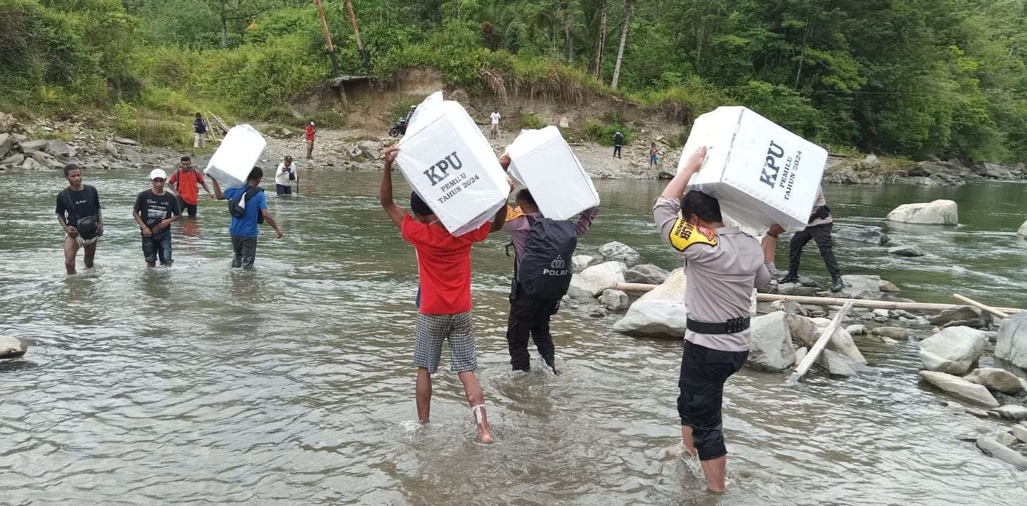 Polisi Di Maros Terobos Sungai Arus Deras Bawa logistik Pemilu