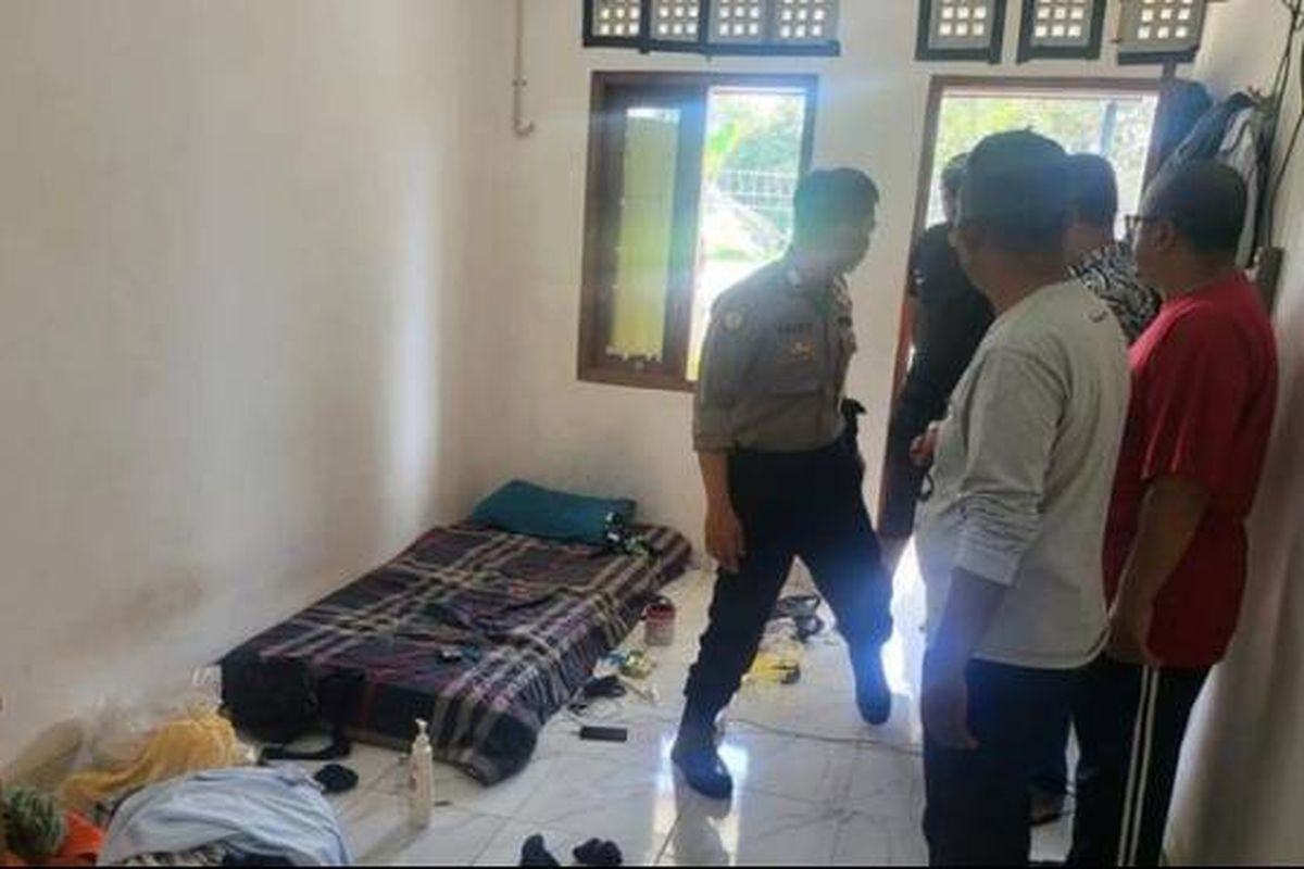 Ditemukan Pria Membusuk Didalam Rumah Di Ciampea Bogor