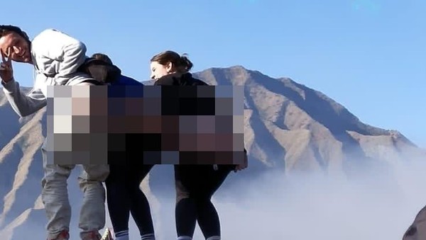 Kronologi Ketiga Bule Berfoto Pamerkan Pantat Di Gunung Bromo