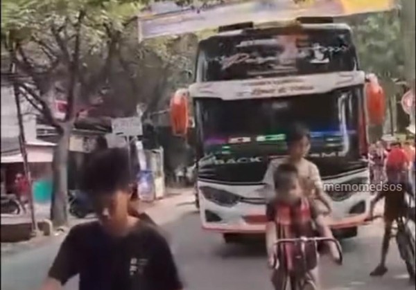 Viral Insiden Bocah Terlindas Bus Saat Ikut Iring-iringan Telolet