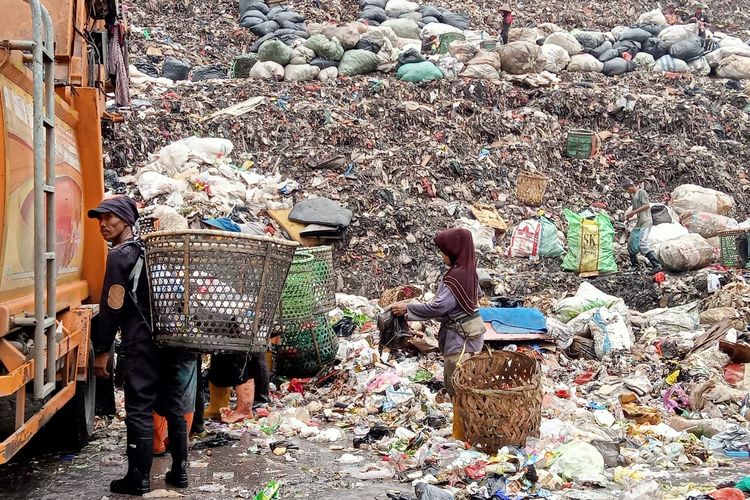 Pemulung Tinggal Dekat Gunung Sampah, Beli Lahan Rp.50 Juta