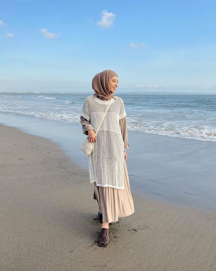 Inspirasi Outfit Hijab Ke Pantai, Simple Dan Juga Modis