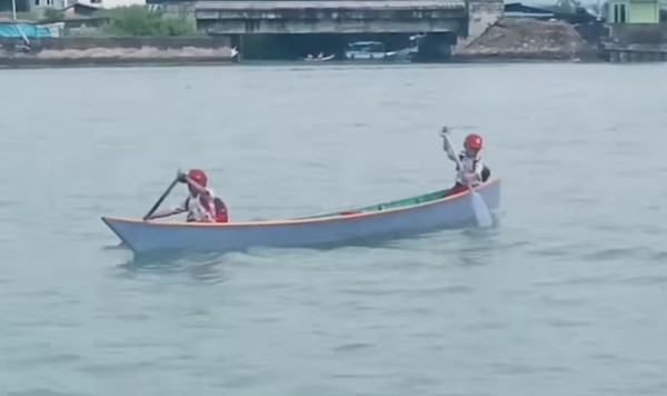 Seorang Bocah , Menyeberangi Sungai Besar Demi Ke Sekolah