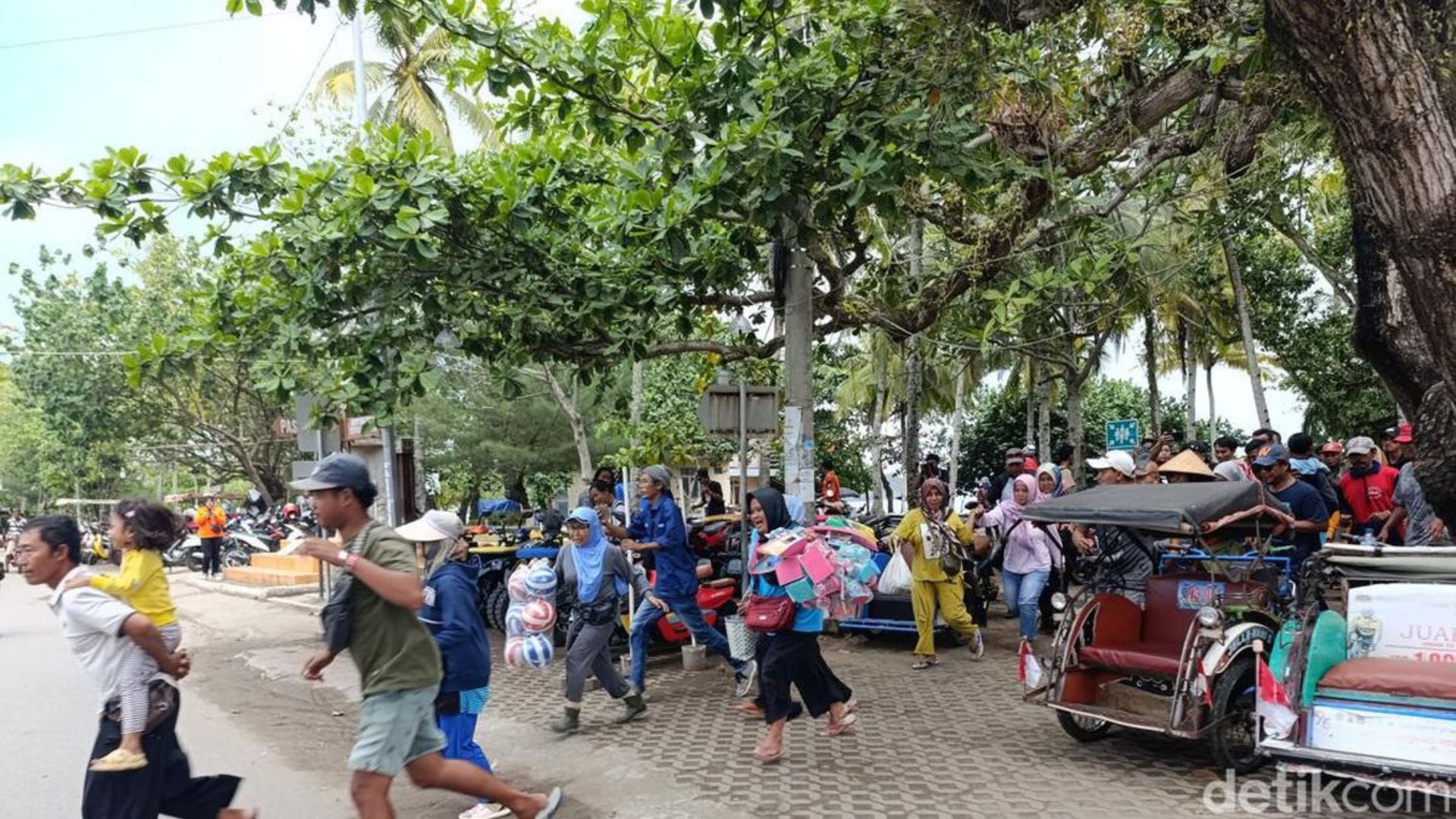 Suara Sirine Berbunyi Warga Lari Berhamburan Lari Keluar