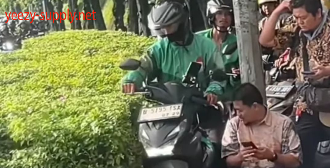 Viral Ojol Lewat Trotoar